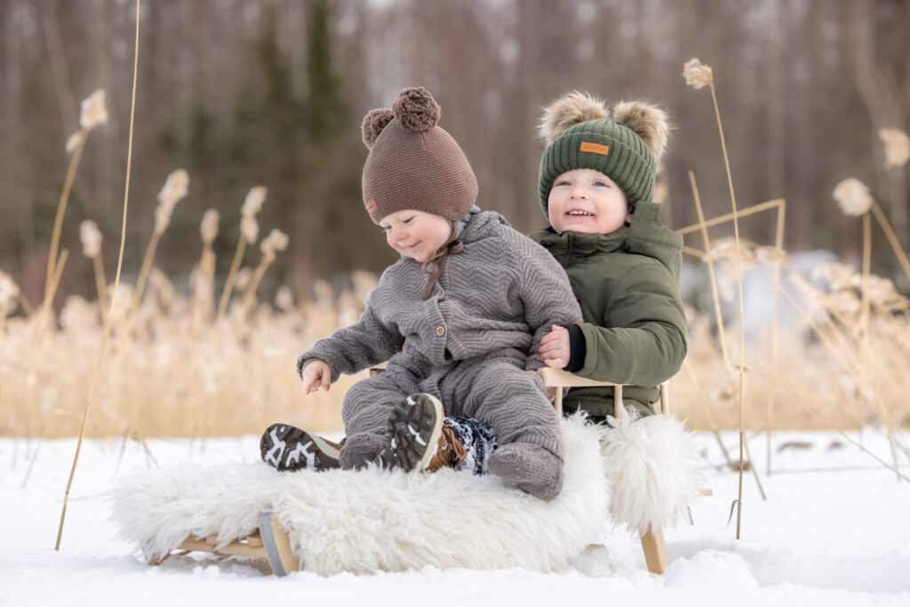 Lapsikuvaus miljöössä, talvikuvaus, Eeli ja Eino